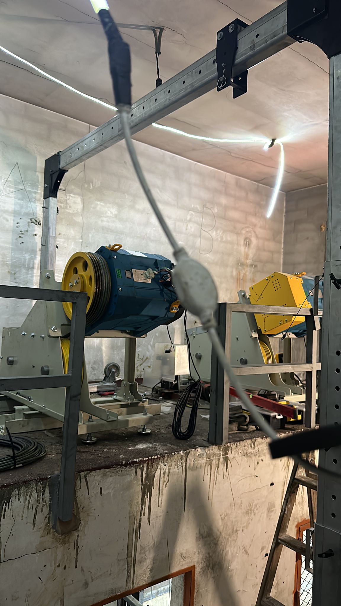 PET 500/1000 - GRÚA PÓRTICO DE ALUMINIO DE ELEVACIÓN TEMPORAL