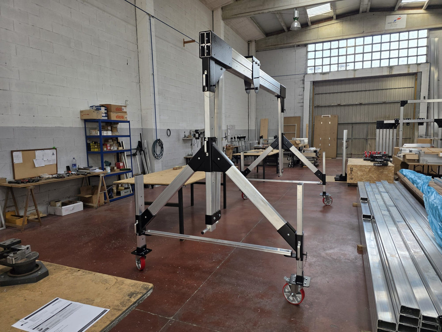 PET 3000 - ALUMINIUM-PORTALKRAN FÜR ZEITWEILIGES HEBEN